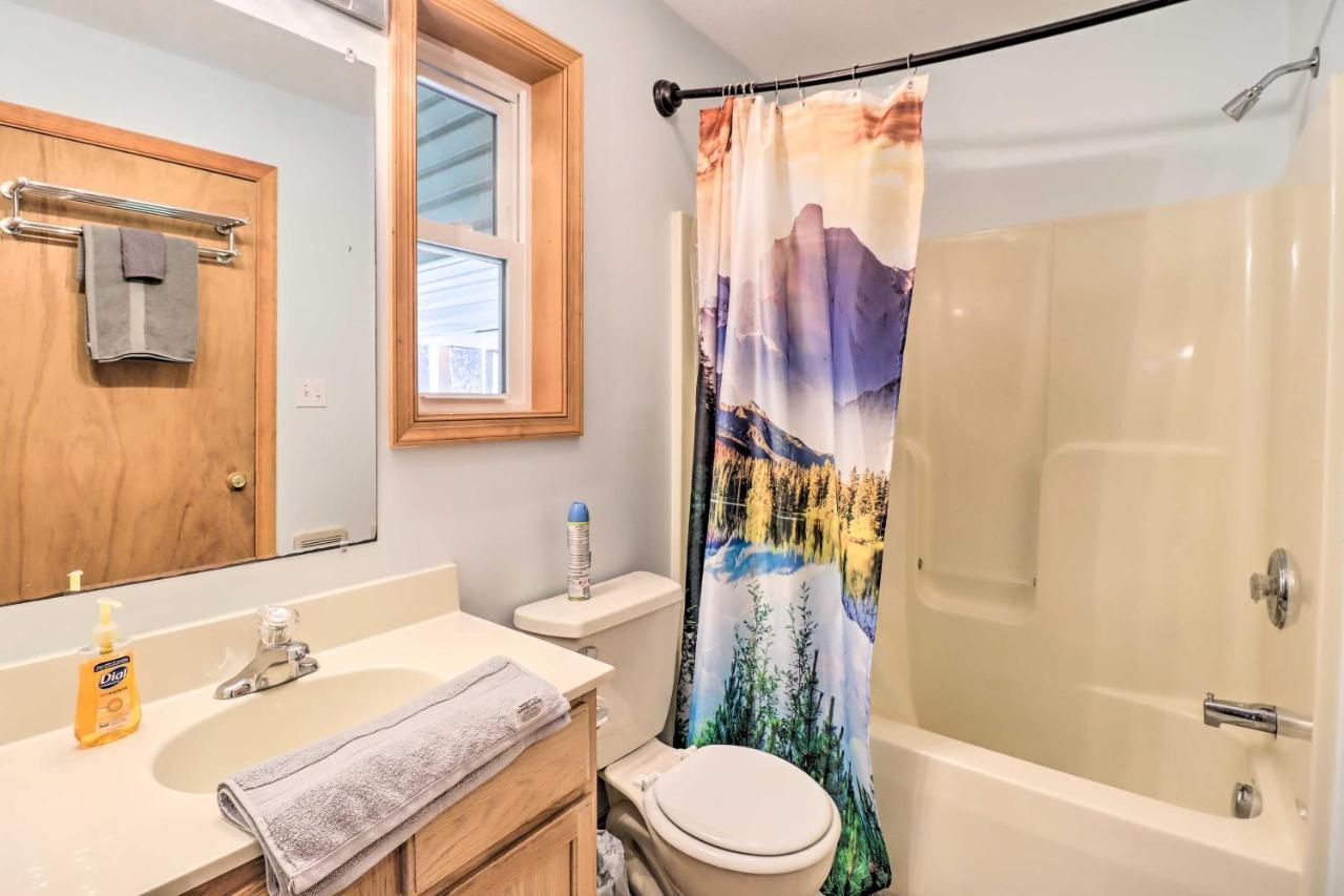 Lakefront With Deck, 7 Mi To Boulder Mountain! Holiday home Albrightsville